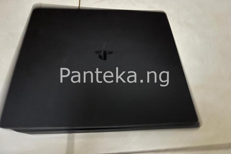 UK Used PS4 Slim Console in Good Condition plus Controller